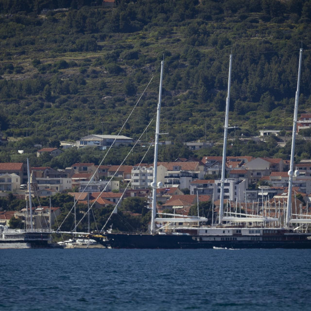 Jahte Abeona (lijeva siva) i Koru (desna plava) u vlasništvu osnivača Amazona, Jeffa Bezosa na vezu u Marini Kaštela