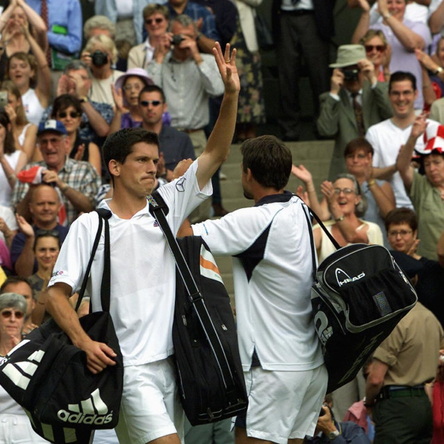 Osim po upečatljivom polufinalu Wimbledona, Tim Henman povezan je s Hrvatima i travom All England Cluba tako što je upravo tamo odigrao zadnji meč u karijeri u Davis Cupu protiv Čilića i Zovke