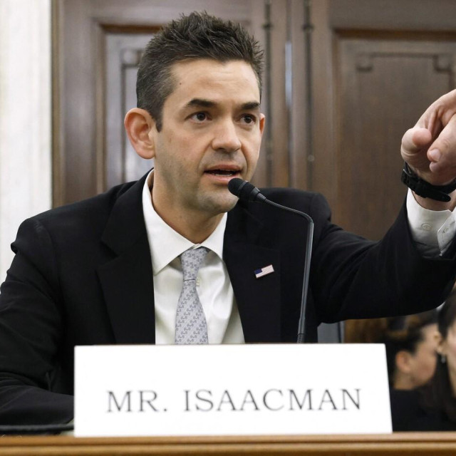 Jared Isaacman, kandidat predsjednika SAD-a Donalda Trumpa za ravnatelja Nacionalne zrakoplovne i svemirske uprave (NASA), svjedoči tijekom saslušanja za potvrdu imenovanja pred Odborom za trgovinu, znanost i promet Senata u zgradi Senata Russell na Capitol Hillu 9. travnja 2025. u Washingtonu, DC. 
