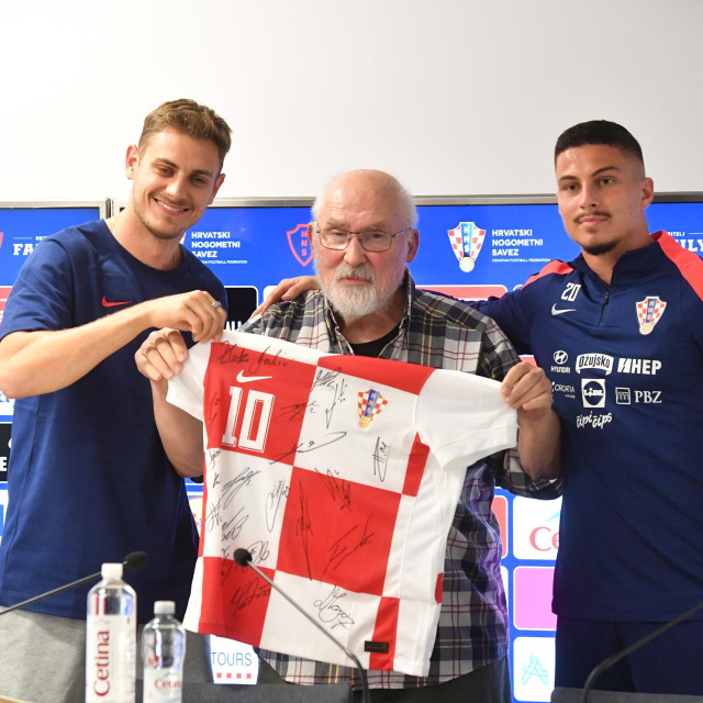 Josip Stanišić i Franjo Ivanović darovali su potpisani dres legendarnom sportskom novinaru Željku Kesoviji