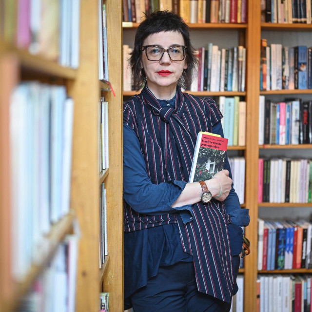 Gabrijela Rukelj Kraškovič u knjižnici Marije Jurić Zagorke
 
