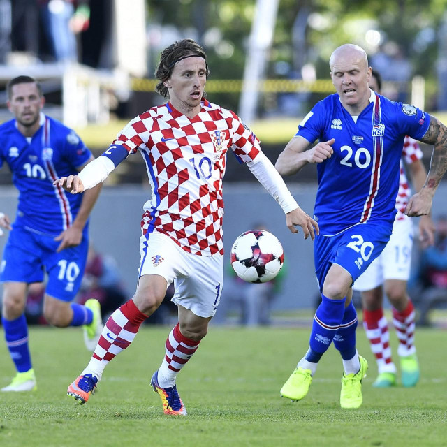 Luka Modrić i Emil Hallfredsson u porazu Vatrenih 2017. od Islanda