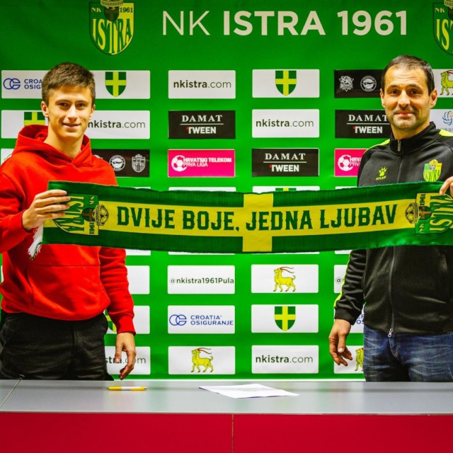 Mateo Lisica i Dario Dabac 2020. nakon potpisa prvog profesionalnog ugovora s Istrom 1961
