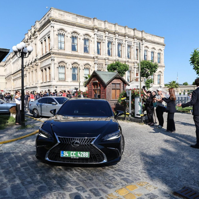 Ruski pregovarači napuštaju palaču u Istanbulu u kojem su se odvijali razgovori s Ukrajincima