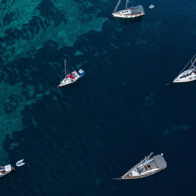 Najzapadniji otok zadarskog arhipelaga atraktivna je nautičarska destinacija. Organizirano sidrište Krijal zaštićeno je od svih vjetrova osim maestrala