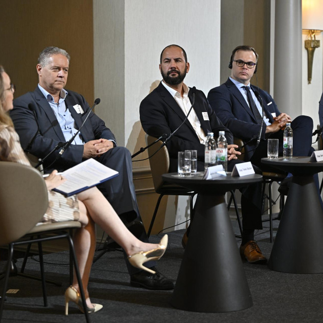 Moderatorica Andrea Doko Jelušić - izvršna direktorica, AmCham, Tonko Obuljen - predsjednik Vijeća, HAKOM, Boris Petrušić - Country Leader, Croatia and Cluster Leader Cloud, HSSC, Oracle, Patrik Tovaryš - Public Policy Manager CEE, META, Tomislav Vračić - Senior Business Program Manager, Microsoft