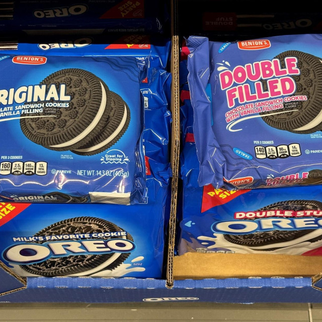 Aldijevi keksi (gore) i originalni Oreo keksi (dolje)