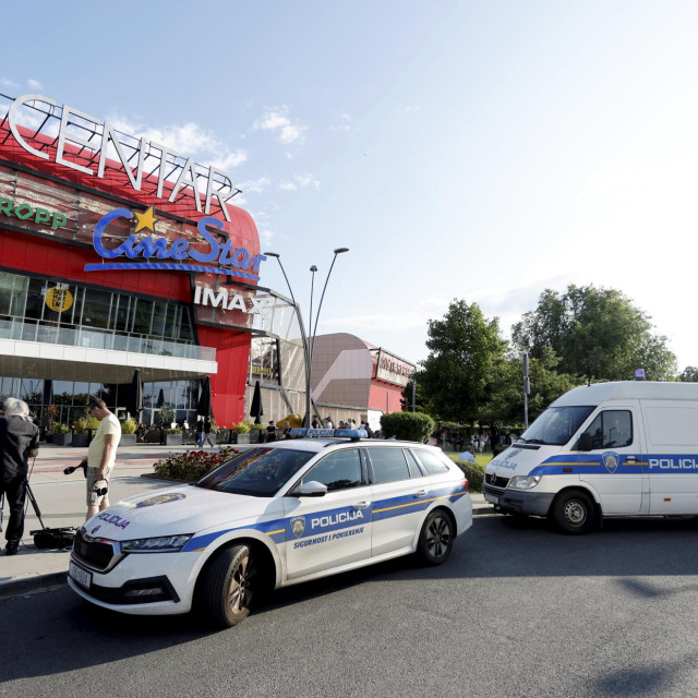 Zagrebački Arena centar zbog dojave o bombi je evakuiran, nakon čega je krenulo policijsko postupanje