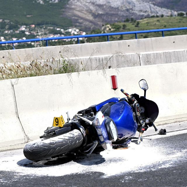 U teškoj prometnoj nesreći na brzoj cesti Solin-Klis poginuo je motociklist