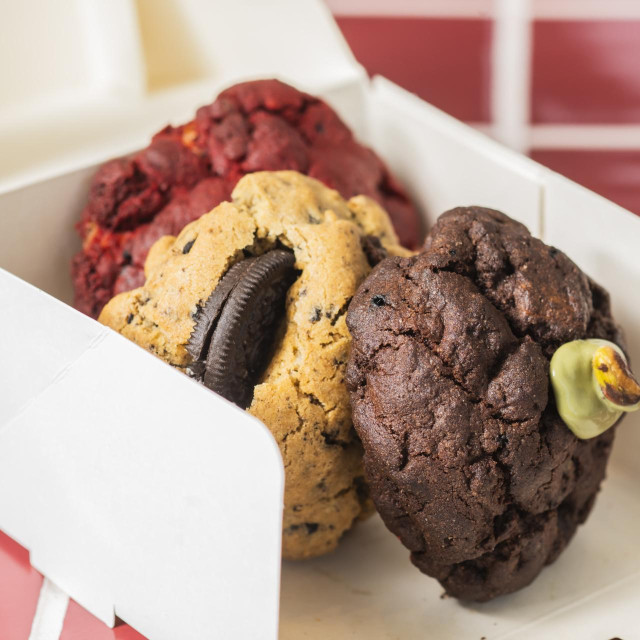 Keksi se peku svega petnaest minuta u specijaliziranoj zagrijanoj peći, potrebno je desetak minuta da se ohlade, očvrsnu i postanu hrskavi