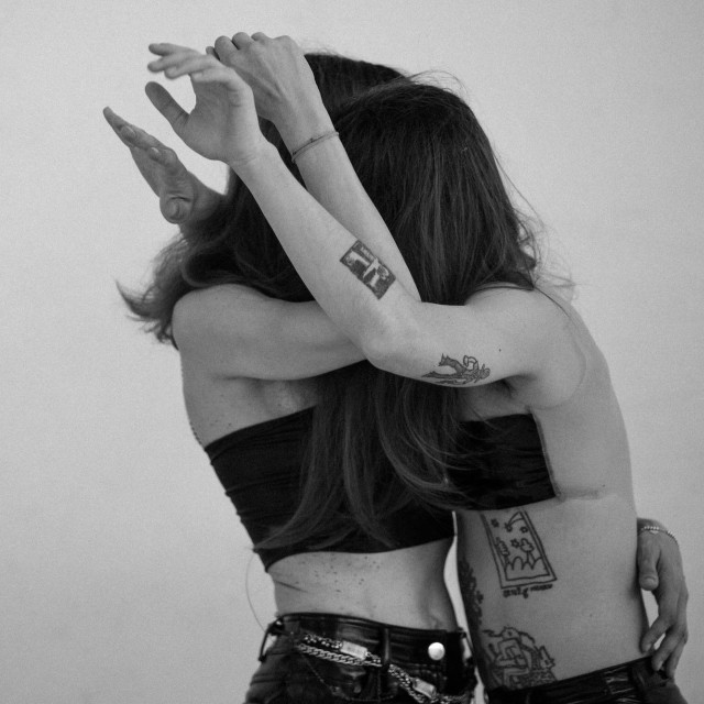 Izvođači su Ivana Buljan Legati, kazališna umjetnica poznata po svojim intimističkim solo radovima te jedan od najboljih hrvatskih plesnih umjetnika mlađe generacije Šimun Stankov