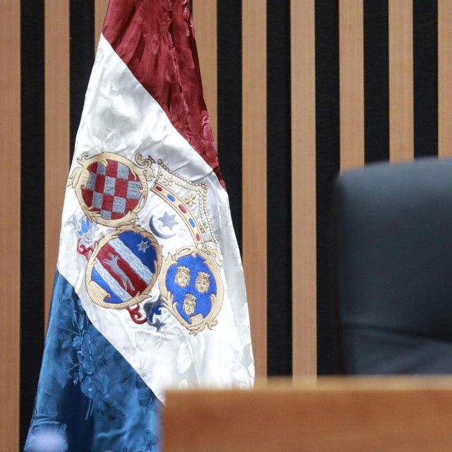 Replika hrvatske trobojice kakva je prvi put u Hrvatskom saboru bila prije 177 godina
