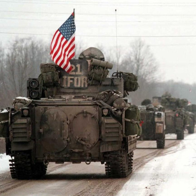 Konvoj s teško naoružanim američkim vojnicima snimljen u Posavini (siječanj 1996. godine)

 