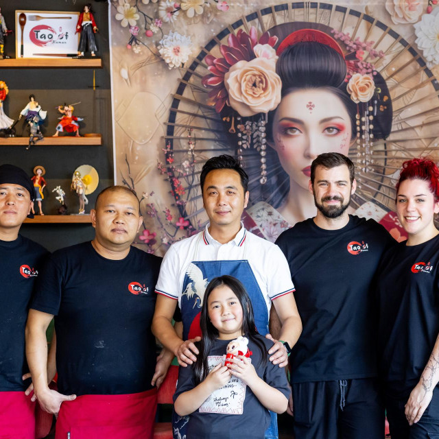 Tao Wang, Kinez sa zagrebačkom adresom, zajedno sa kćeri i zaposlenicima u restoranu Tao of Ramen