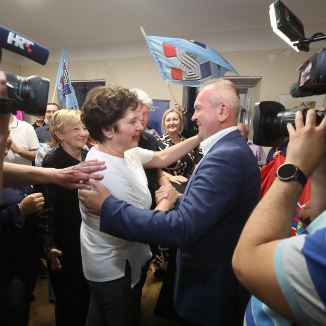 Slavlje u stožeru Anđelka Stričaka nakon drugog kruga