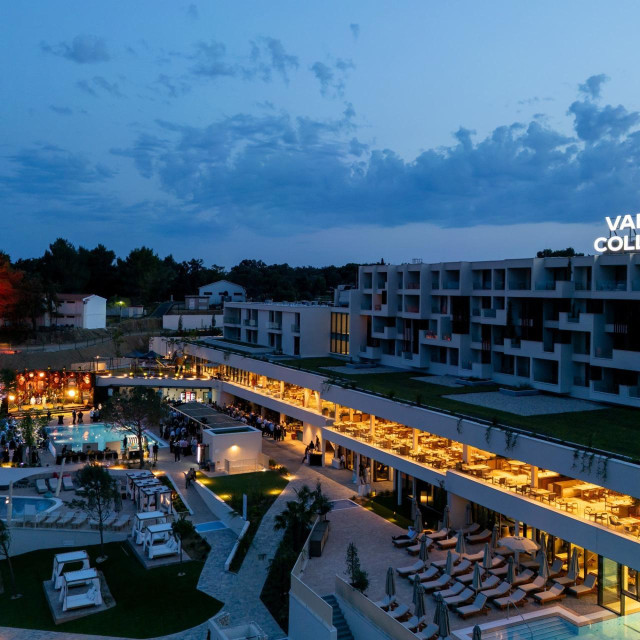 Arba Resort Arba Resort sedmo je Valamar Collection ljetovalište, može primiti 654 gostiju, a posebno je osmišljen za obitelji s djecom. Ove godine plan je da budu otvoreni do prvih dana studenog prije zimske stanke, a sadržaji hotela poput unutarnjeg bazena, fitnessa i dječje igraonice daju im perspektivu da rade najmanje 6 mjeseci u godini.