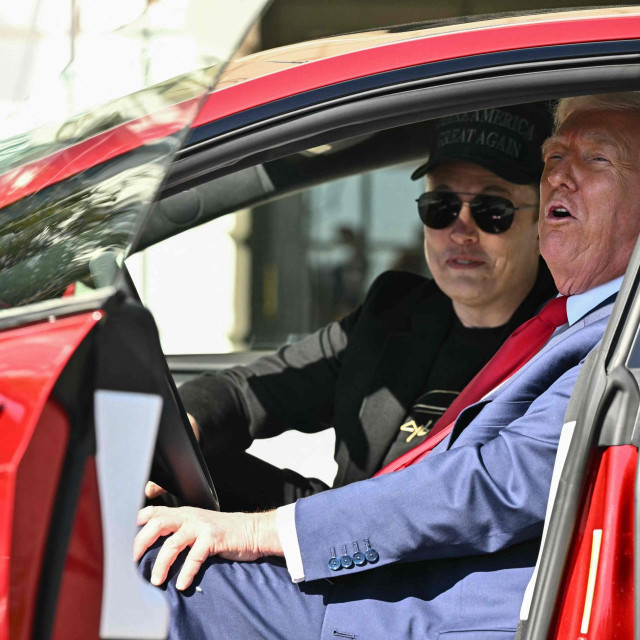 Elon Musk i Donald Trump sjede u Tesli