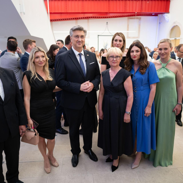 Zlatko i Blanka Mateša, premijer Andrej Plenković s obitelji Krešimira Ćosića, suprugom Ljerkom Ćosić i kćerima