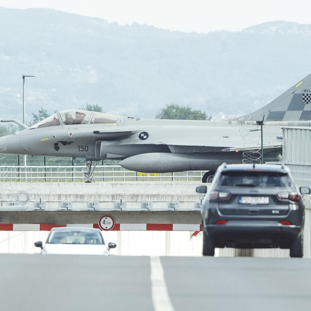Prelazak aviona Rafale preko nadvožnjaka prije polijetanja
 