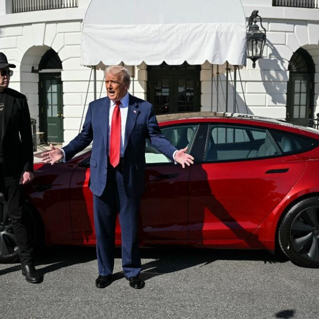 Elon Musk i Donald Trump kraj Trumpove Tesle