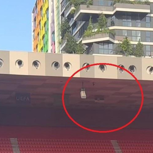 Zastava Srbije na stadionu u Tirani