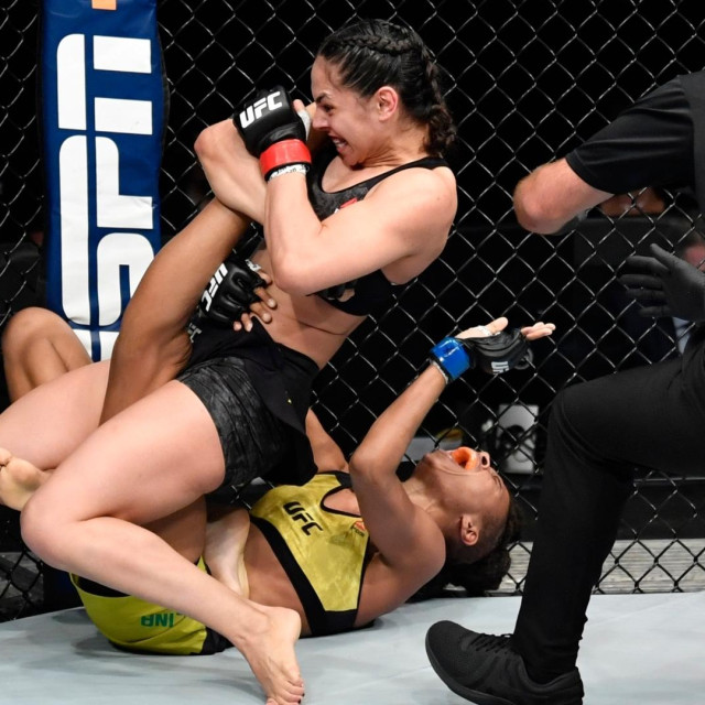 Ariane Lipski da Silva izvodi rijedak ”kneebar” nad Luanom Carolinom