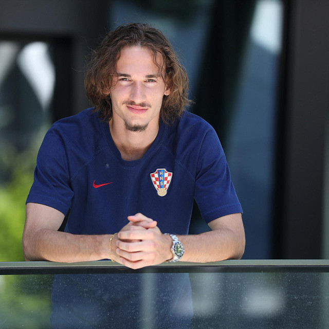 Téo Barišić u zadnjem kolu francuskog prvenstva debitirao je za Lyon, a u igru je ušao umjeste Duje Ćaleta-Cara, koji ga, kao i Lovren, savjetuje u njegovom nogometnom odrastanju
