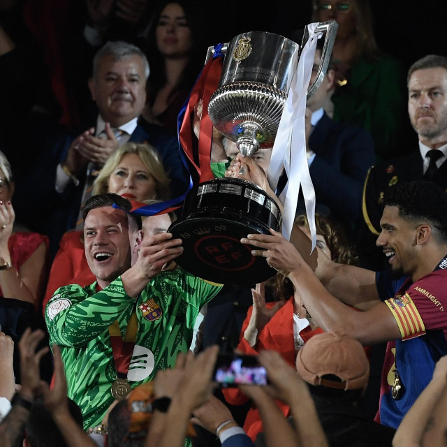 Ter Stegen i Araujo podižu trofej Kupa Kralja u zrak