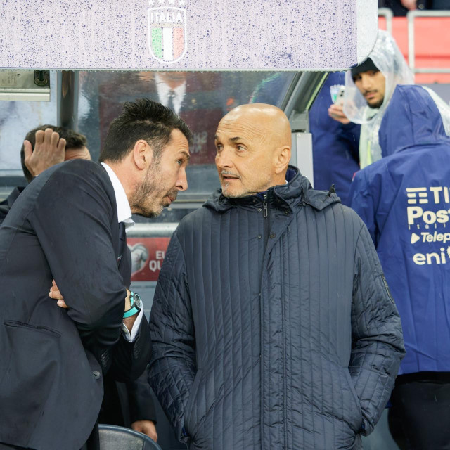 Buffon i Spalletti u razgovoru na klupi Italije