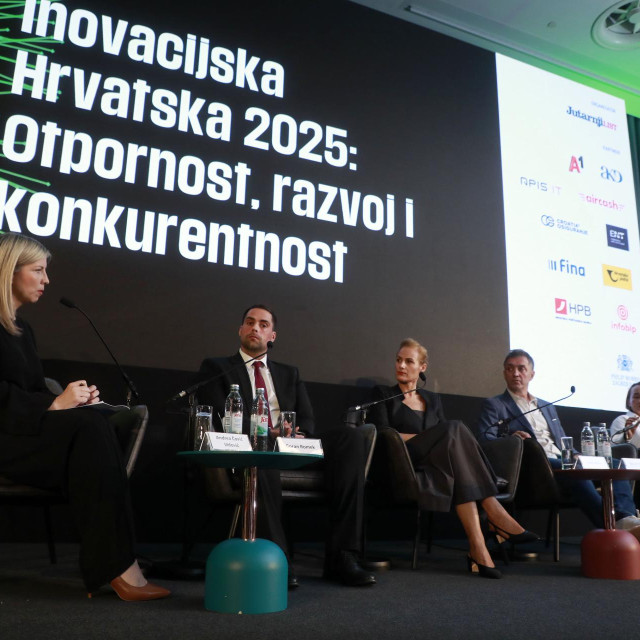 Moderatorica panela voditeljica Predstavništva Europske komisije u Hrvatskoj i voditeljice medija u Predstavništvu Andrea Čović Vidović, Državni tajnik u Ministarstvu gospodarstva Goran Romek, predsjednica Uprave ‘Philip Morris Zagreb‘ Anita Letica, potpredsjednik za istraživačka partnerstva Infobipa Damir Prusac, direktorica Odjela za marketing, rast i poslovni razvoj u A1 Hrvatskoj Monika Majstorović