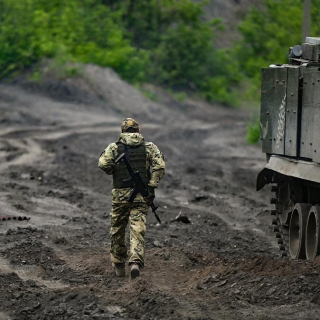 Ruski vojnik pokraj PZO sustava Tor-M1