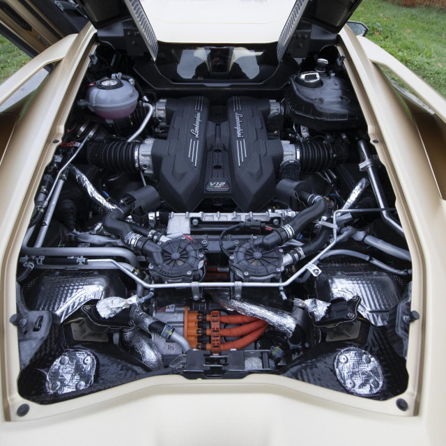 Lamborghini Revuelto.