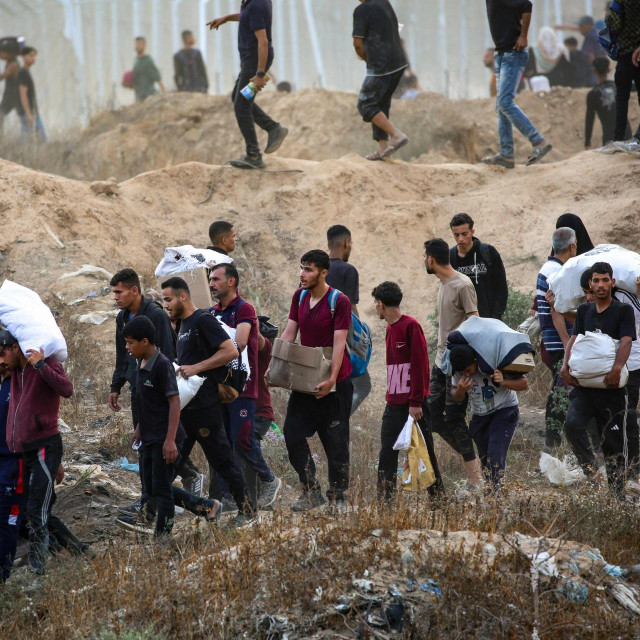 Ljudi preuzimaju humanitarnu pomoć u Gazi