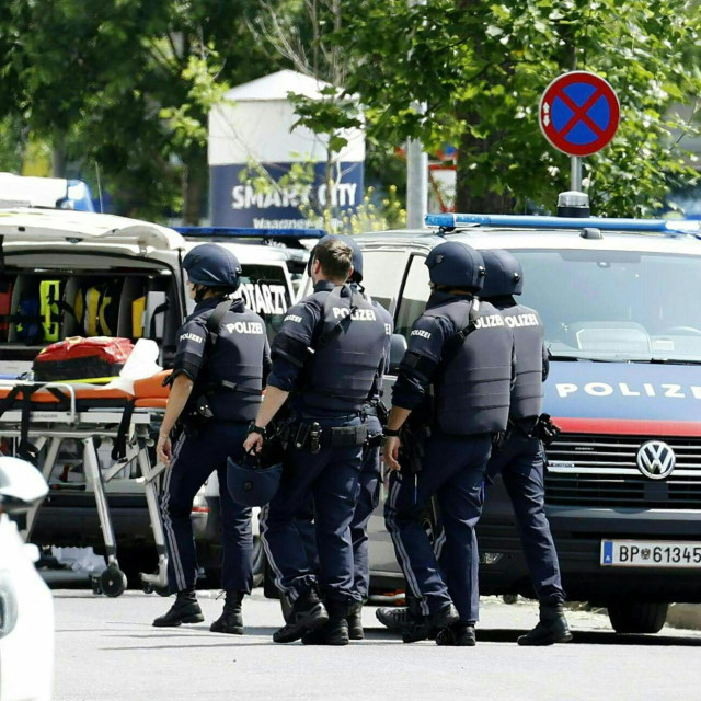 Austrijska policija ispred škole u kojoj se dogodio napad