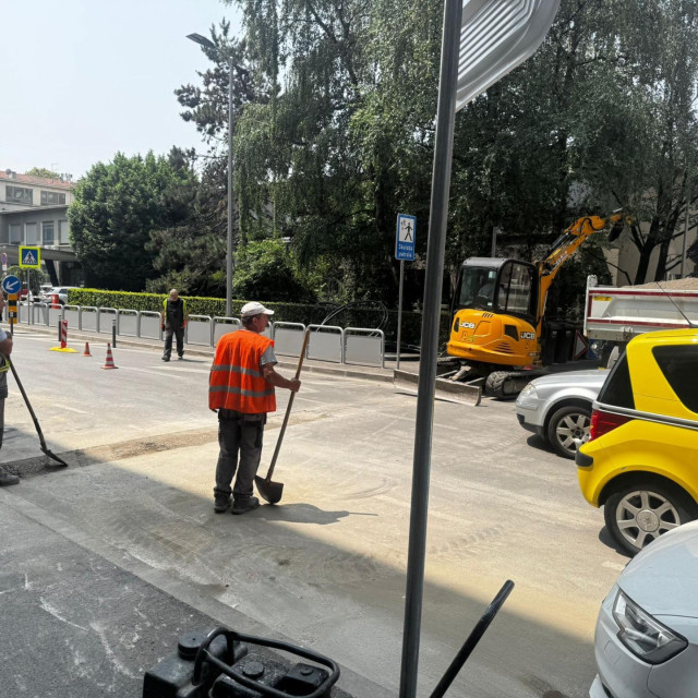 U Cankarevoj je zbog radova pauk odveo automobile