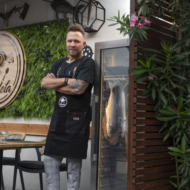 Pažanin je suvlasnik ribljeg restorana ‘Citadela‘ u mjestu Marina, u koje se zaljubio, naglašava, na prvi pogled
