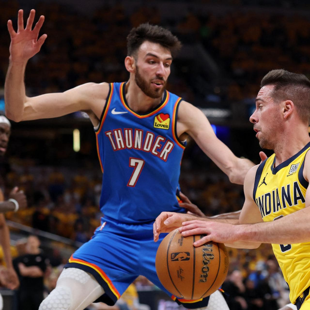 T.J. McConnell je hrabro igrao i protiv puno višeg Cheta Holmgrena