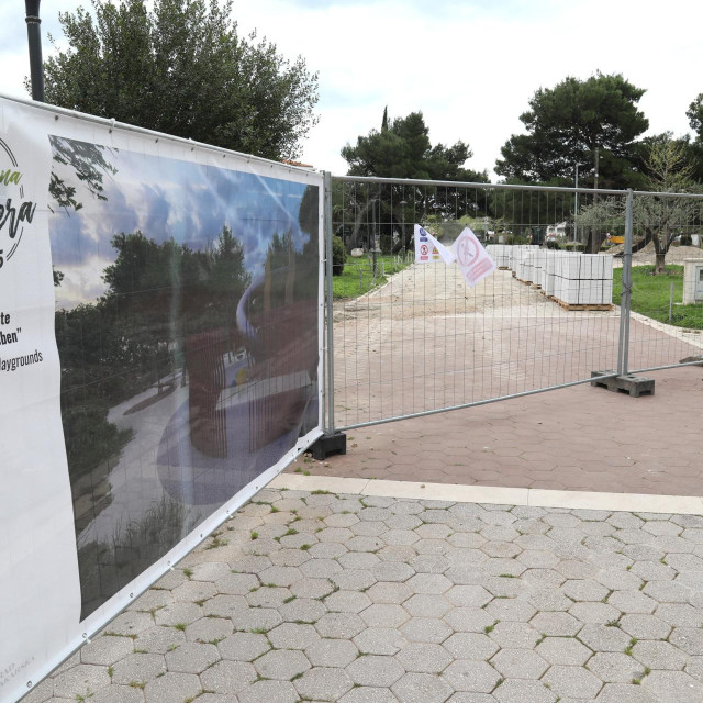 Najskuplju stavku od 2,1 milijuna eura na makarskoj Peškeri čine kamenarski radovi, a riječ je popločanju površine od 5752 metara kvadratnih


 