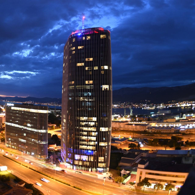 Dalmatia Tower u Splitu, najviša je zgrada u Hrvatskoj, visoka 112 metara s 28 katova. Gradnja poslovnog nebodera u Ulici Domovinskog rata, investitora tvrtke WestGate, započeta je 2015. godine, a danas je u njemu otvoren luksuzni AC Hotel by Marriott.