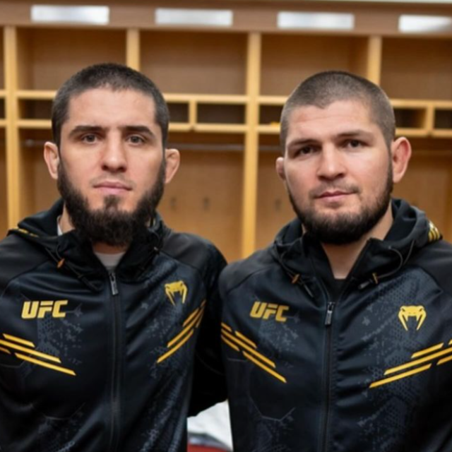 Islam Makhachev (lijevo) i Khabib Nurmagomedov (desno)