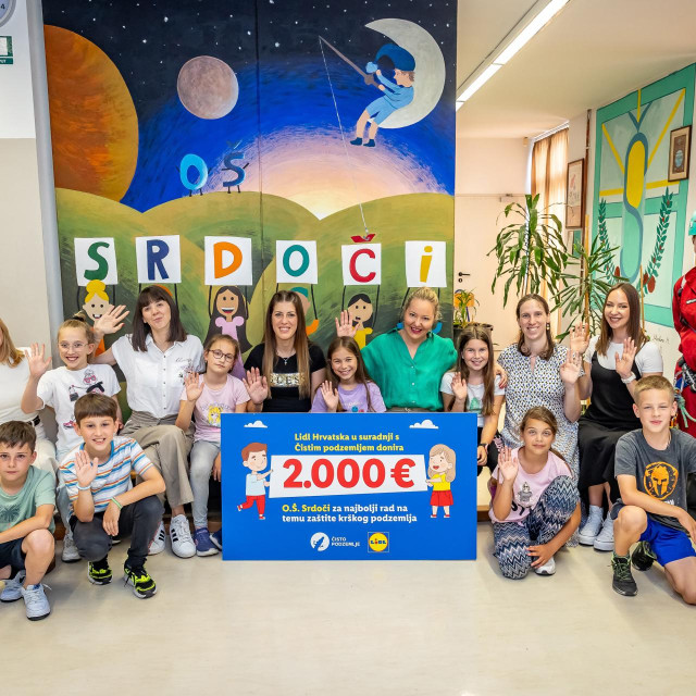 Mrina DIjaković, Eva Fućak, učiteljice i učenici O.Š. Srdoči