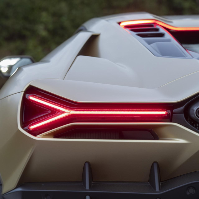 Lamborghini Revuelto
 