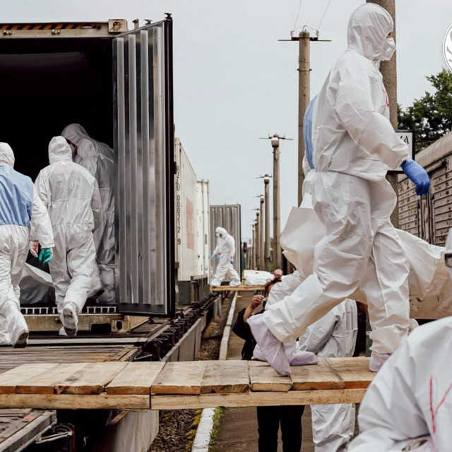 Pripadnici Crvenog križa preuzimaju tijela poginulih ukrajinskih vojnika