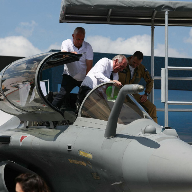 Francuski premijer Francois Bayrou izlazi iz kokpita Rafalea na Paris Airshowu