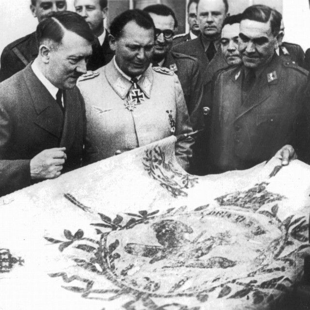 Pavelić poklanja Hitleru zastavu iz zagrebačkog Arheološkog muzeja