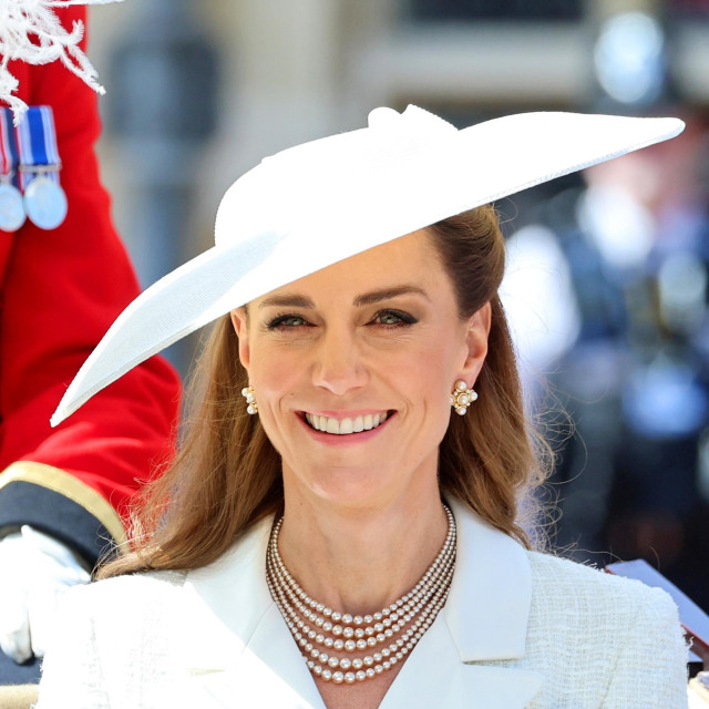 Kate je ponovila isti look kakav je imala na nedavnoj proslavi 80. obljetnice pobjede u II. svjetskom ratu u Londonu - samo što je ovaj put imala šešir širokog oboda 