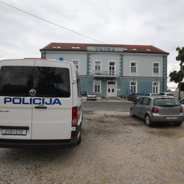 Policijsko vozilo ispred zgrade Mesne industrije Vajda
