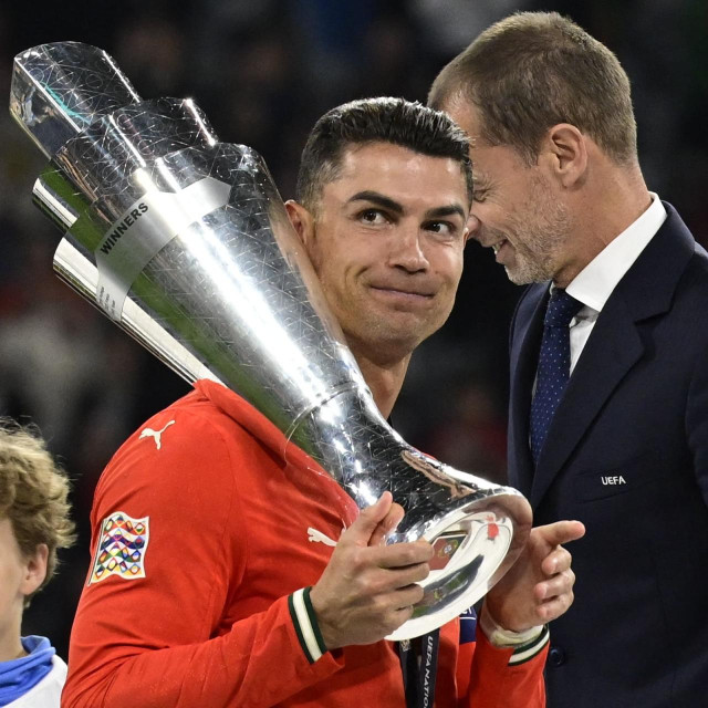 Cristiano Ronaldo s trofejom Lige nacija