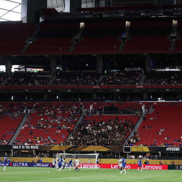 Prazne tribine na stadionu Mercedes-Benz