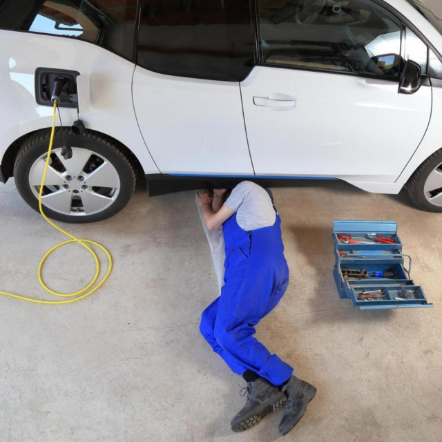 Servis električnog automobila (ilustracija)